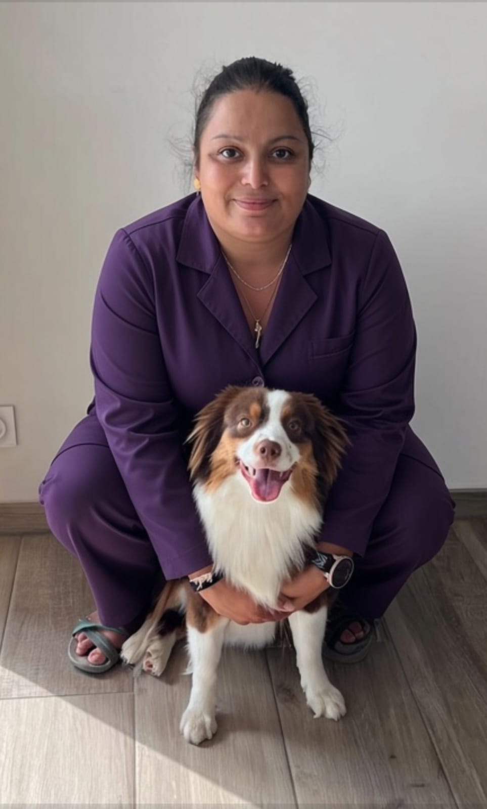 Hélène, assistante vétérinaire, avec un chien