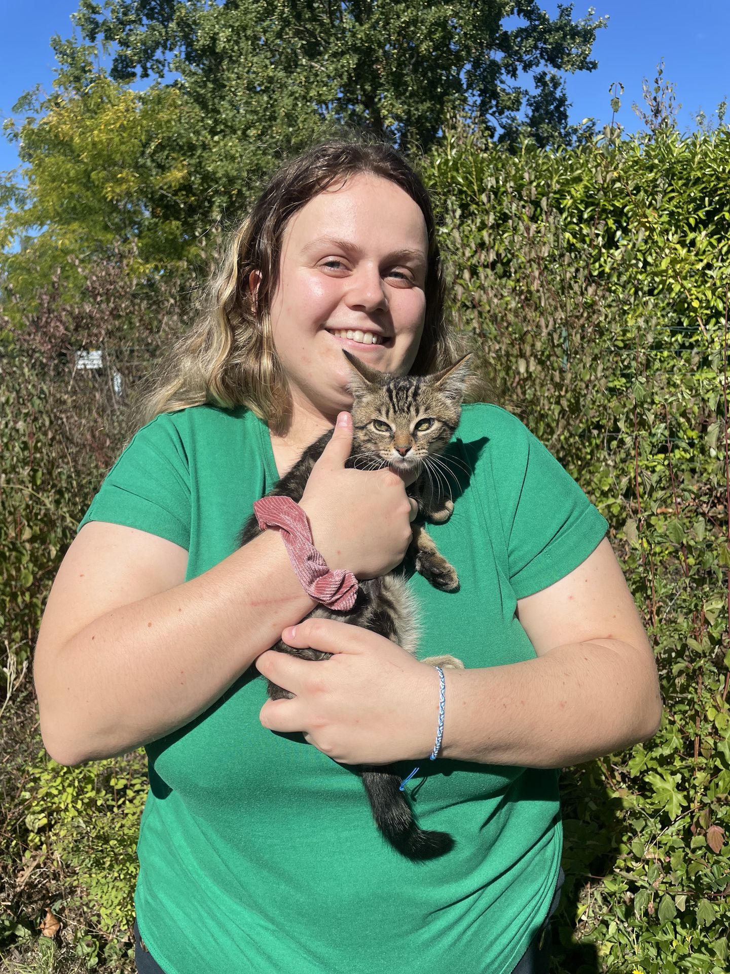 Marine, assistante vétérinaire, avec un chat